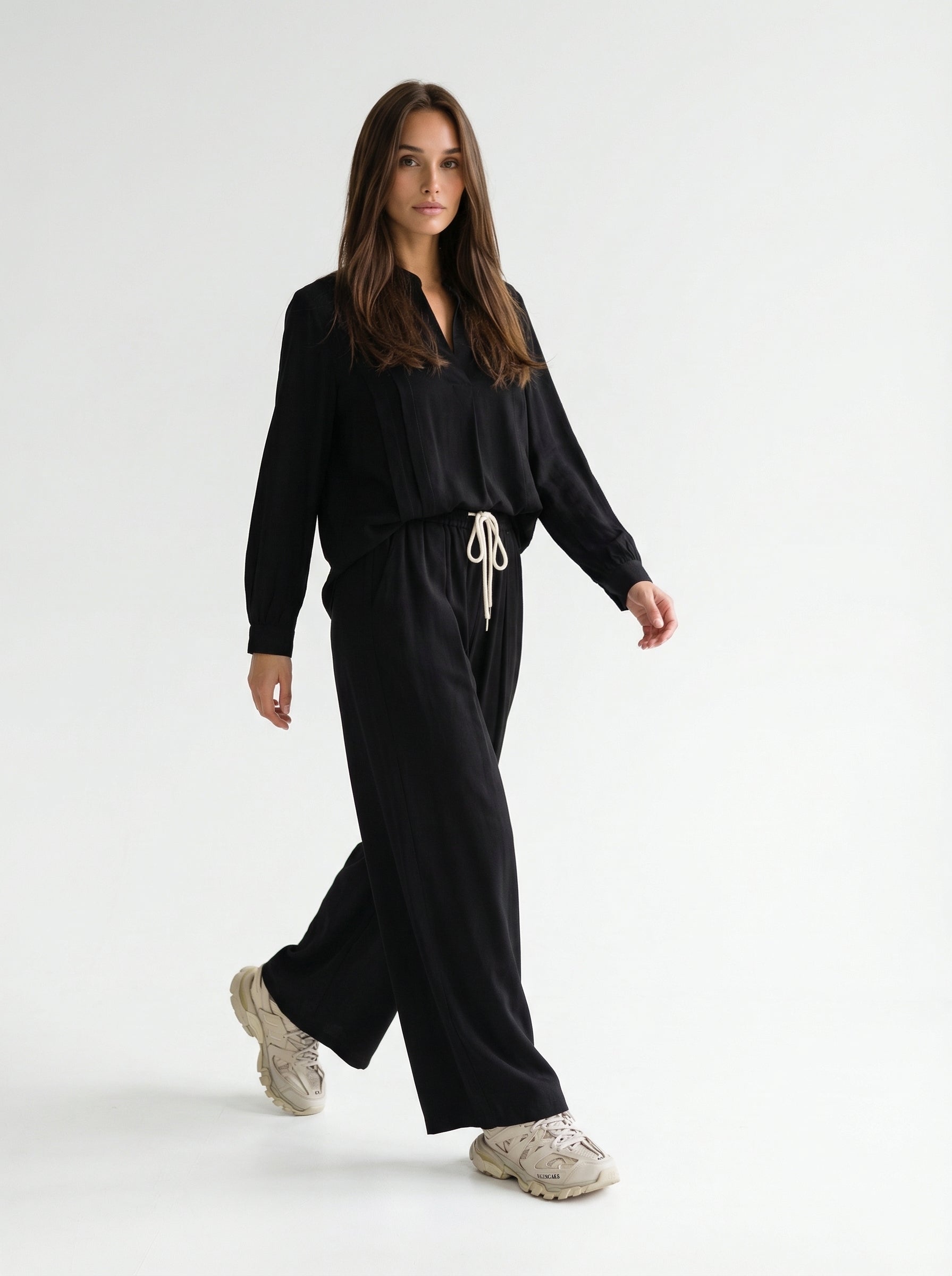 Blusa Elara con pinces e collo coreano – nero donna