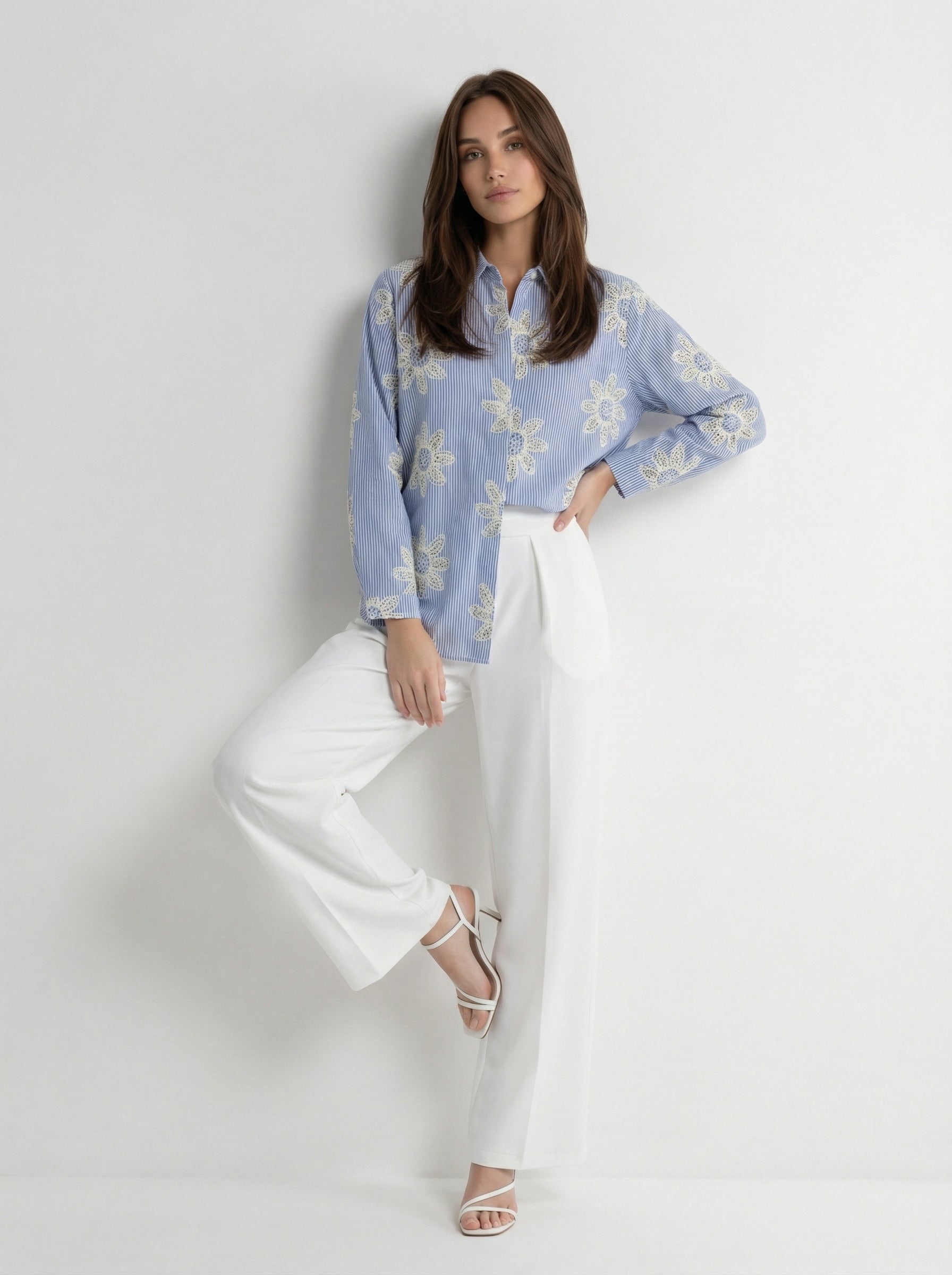 Camicia Livia a righe con ricami floreali – Azzurro e panna donna