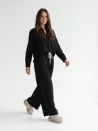 Blusa Elara con pinces e collo coreano – nero donna