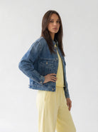 Giubbotto Nolan in denim con collo sfrangiato – jeans medio donna